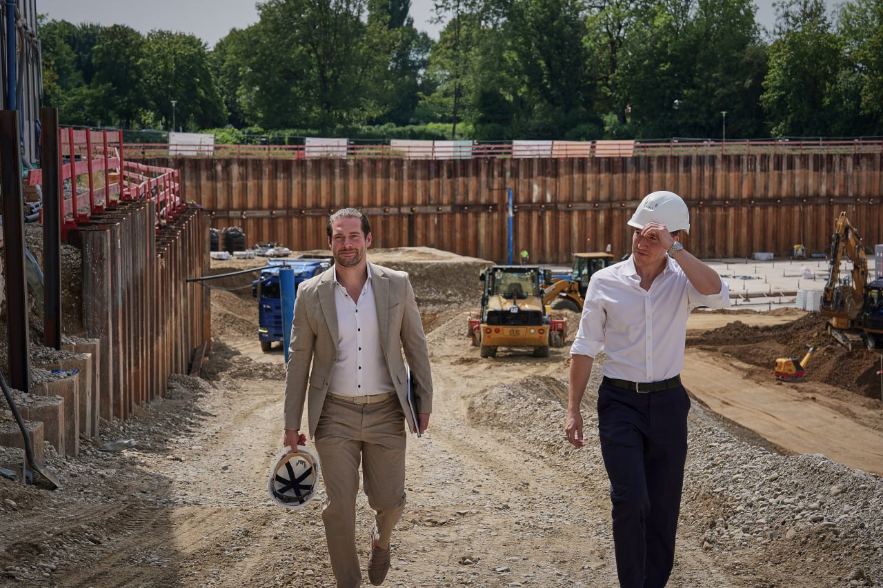 Team der Deutschen Wohnbau Invest auf einer Baustelle
